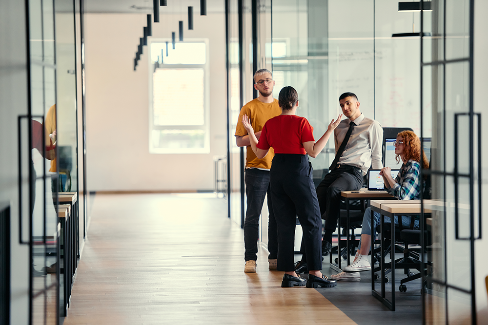 4 jovens em um ambiente empresarial descontraidos.