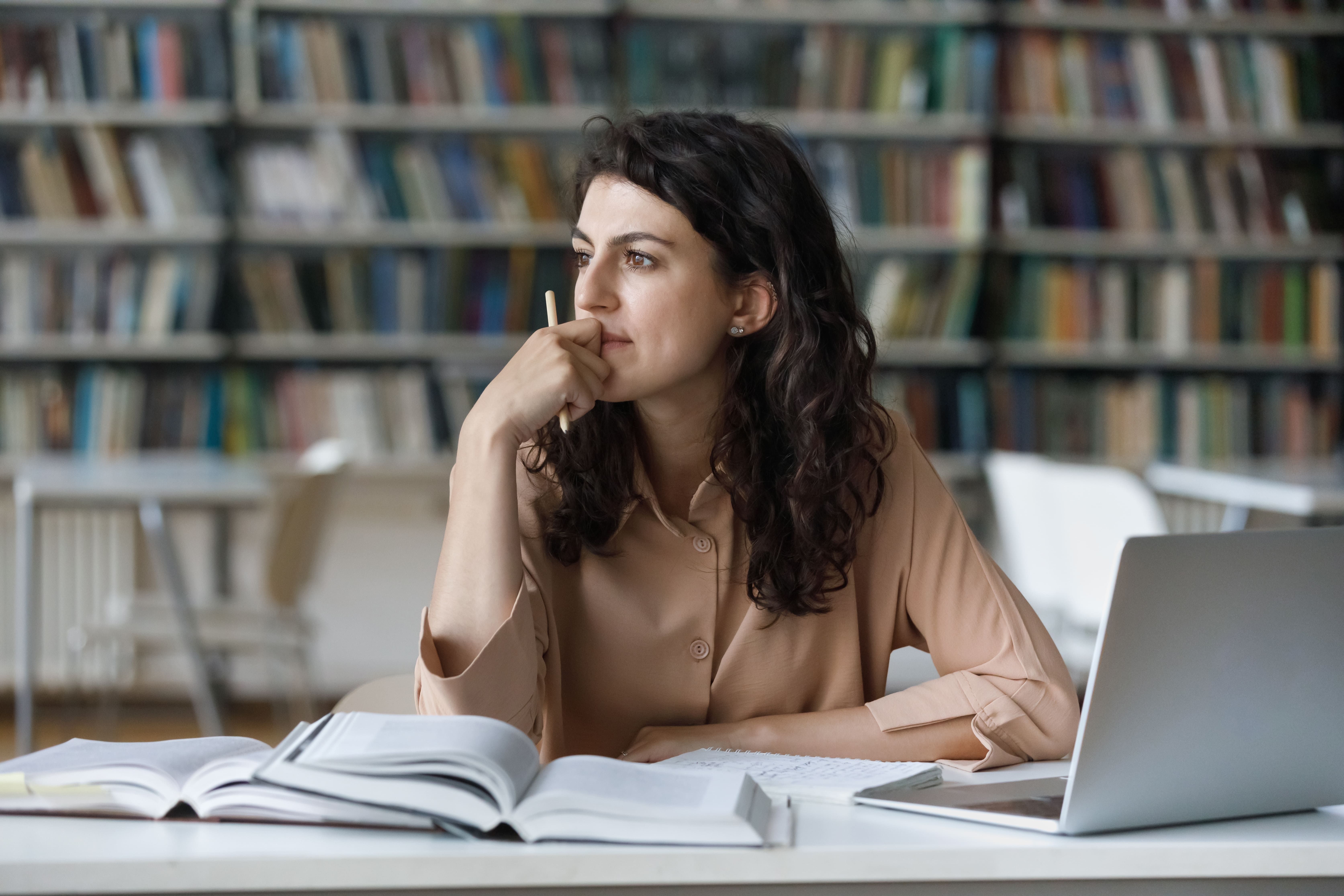 jovem-em-frente-ao-computador-estudando-e-pensando