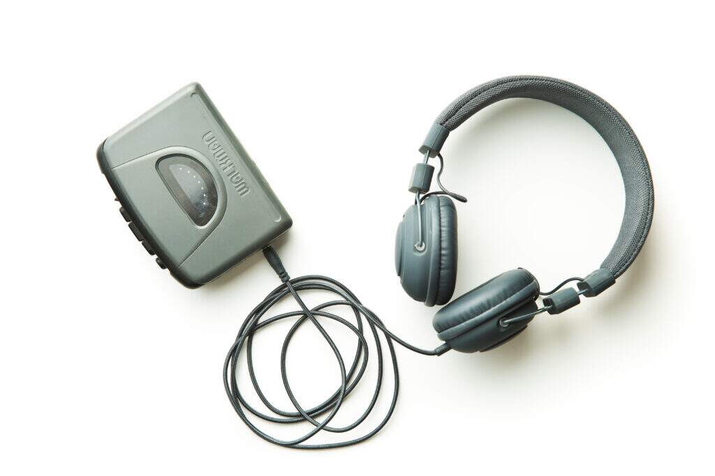 Walkman portátil com fones de ouvido, representando uma das invenções brasileiras que marcaram a evolução dos aparelhos de áudio.