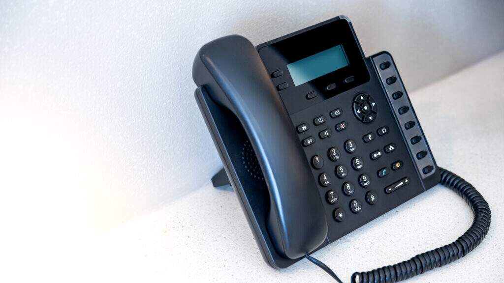 Aparelho identificador de chamadas (Bina) conectado a um telefone, uma das invenções brasileiras que revolucionaram a telefonia.