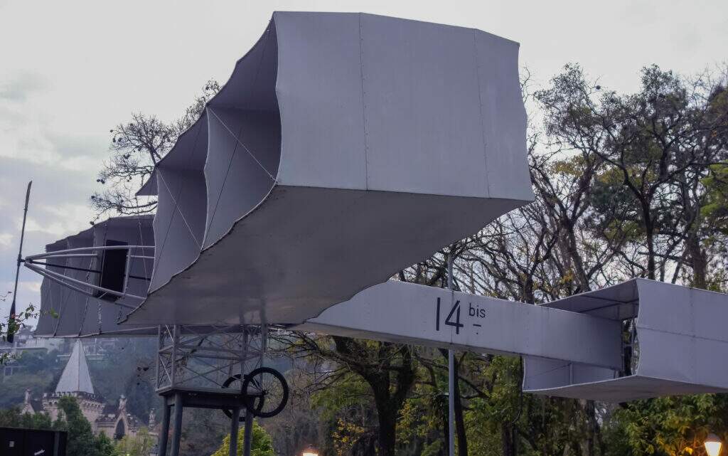 Réplica do avião 14-Bis de Santos Dumont, uma das maiores invenções feitas no Brasil e marco da aviação mundial.