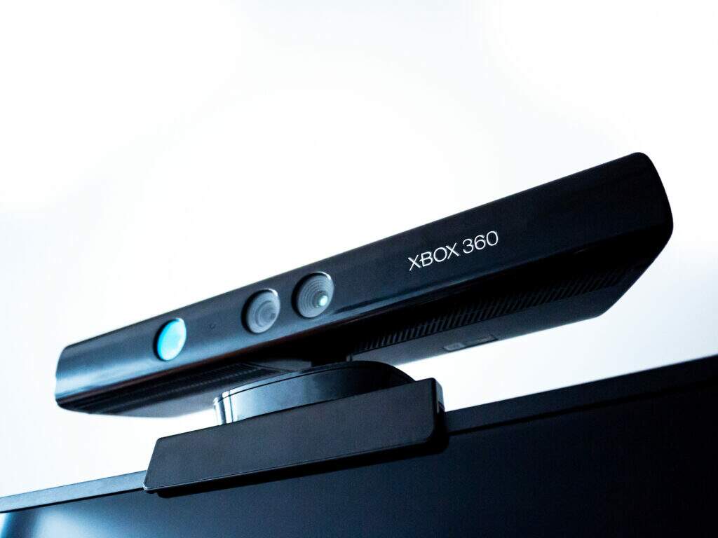 Sensor de movimento conectado a um videogame, representando uma tecnologia baseada em invenções brasileiras.