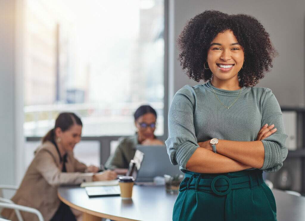 Profissional analisando gráficos de performance e desempenho no trabalho, com indicadores de produtividade na tela do computador.