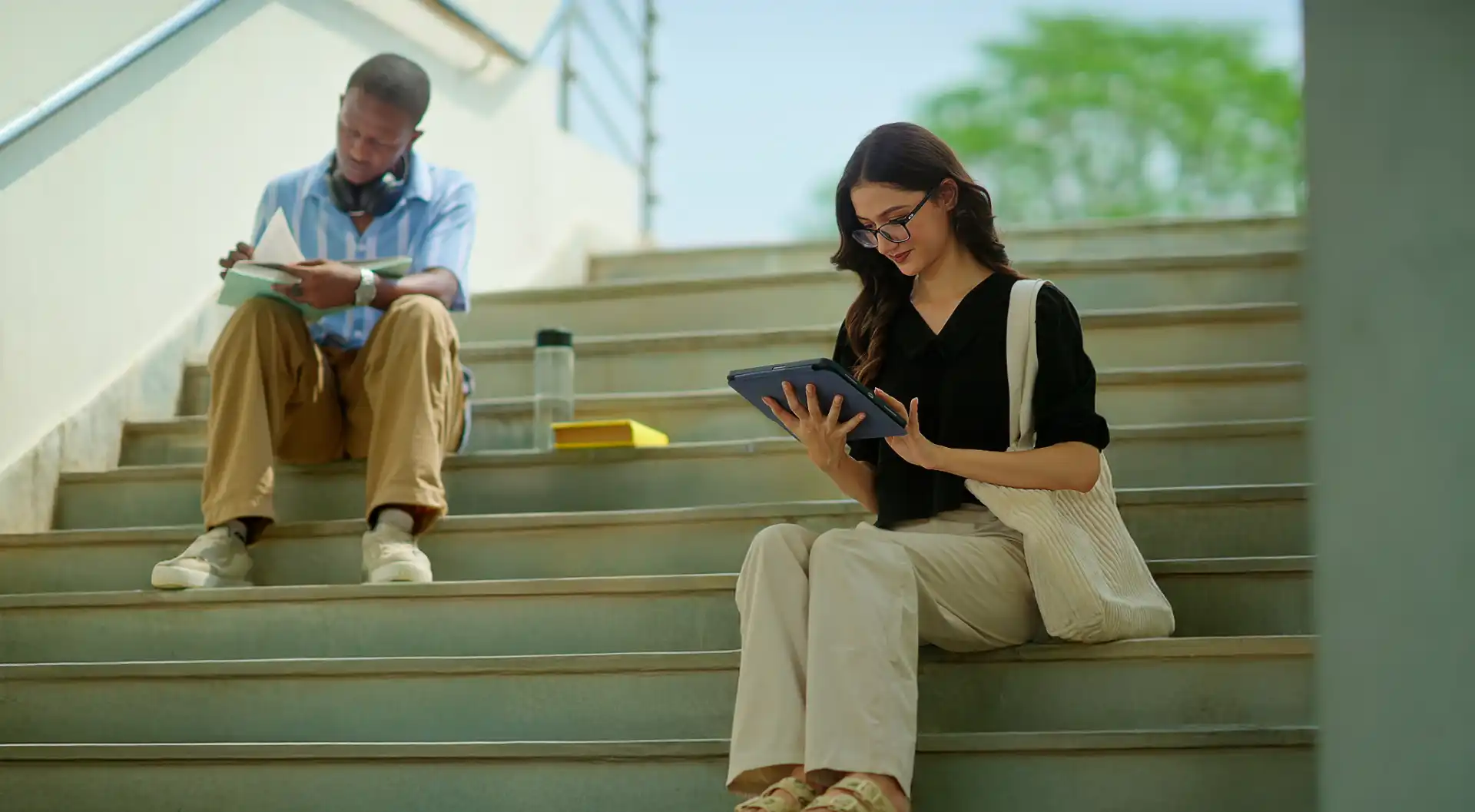 Jovem fazendo teste vocacional e descobrindo sua profissão ideal enquanto senta no pátio da escola. Processo de descobrir profissão para quem não faz ideia.
