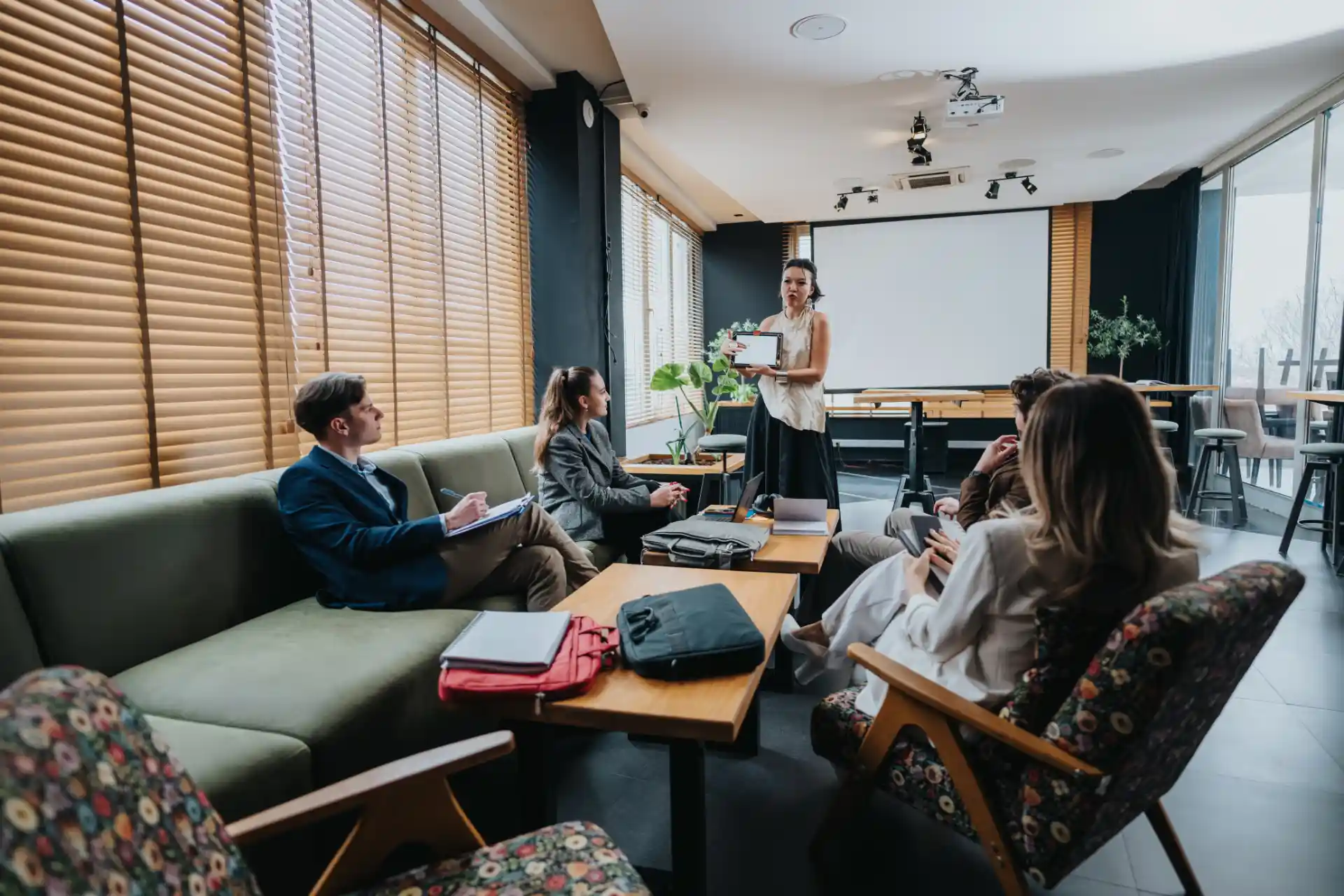 Profissional mostrando como vender uma ideia em reunião usando técnicas de persuasão para convencer equipe no ambiente de trabalho
