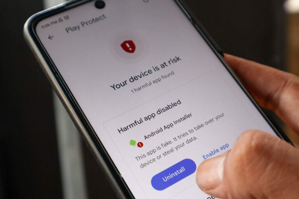 antivírus grátis para celular identificando aplicativo malicioso e alertando risco no smartphone