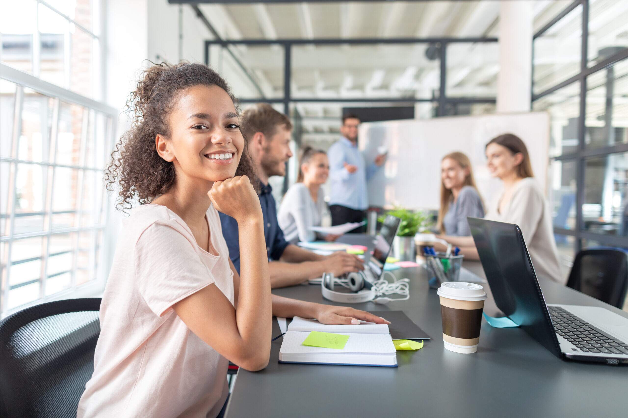 aluna em ambiente de aprendizagem representando como o curso Microlins prepara para o mercado de trabalho e crescimento profissional