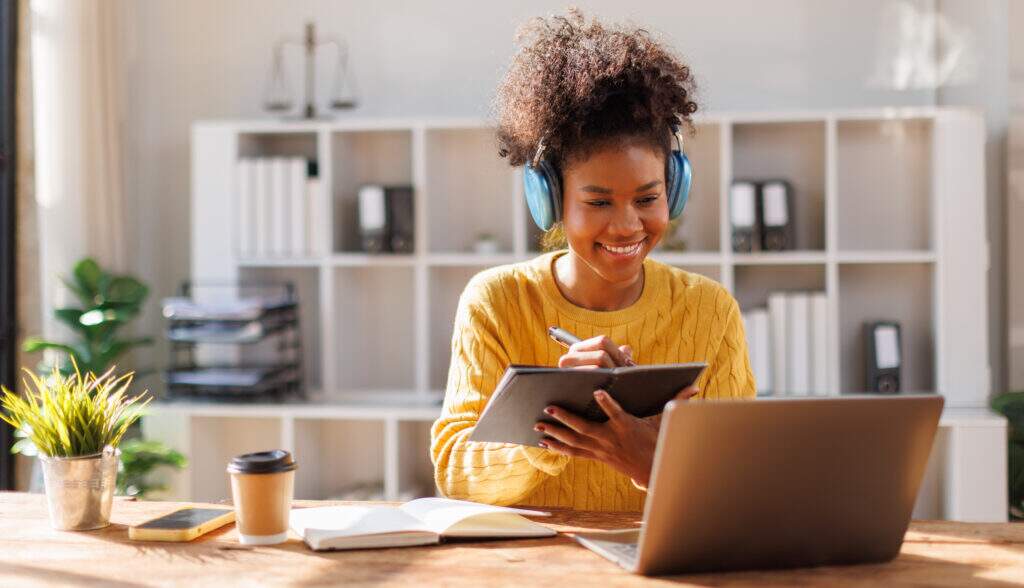 Estudante aprendendo inglês para o trabalho em curso online de inglês profissional para desenvolver habilidades valorizadas pelo mercado