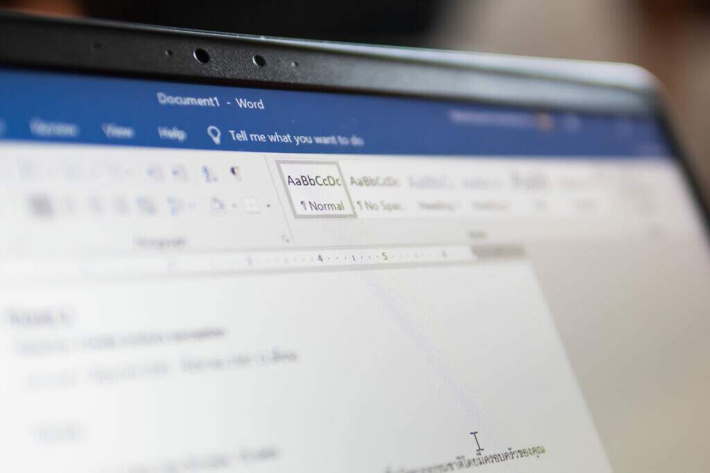 Tela do Microsoft Word mostrando a interface do programa utilizada para adicionar marca d'água em documentos, passo essencial para inserir marcas de confidencialidade e proteção de arquivos.