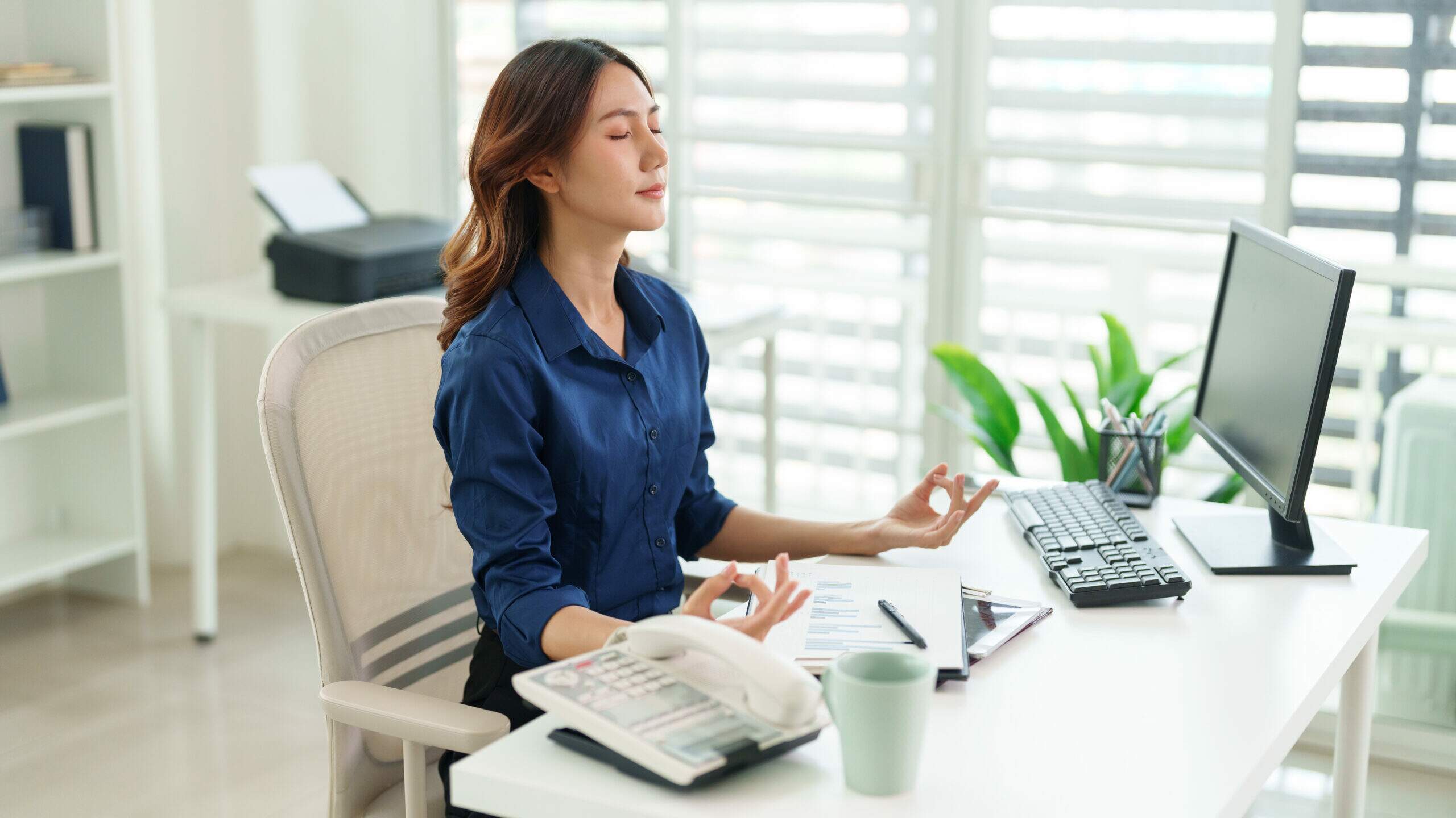 jovem profissional exercendo a maturidade emocional no trabalho
