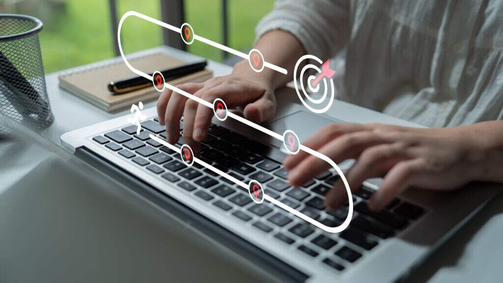 Pessoa organizando tarefas no notebook com planejamento visual, representando hábitos de pessoas produtivas para melhorar foco, organização e produtividade no trabalho.