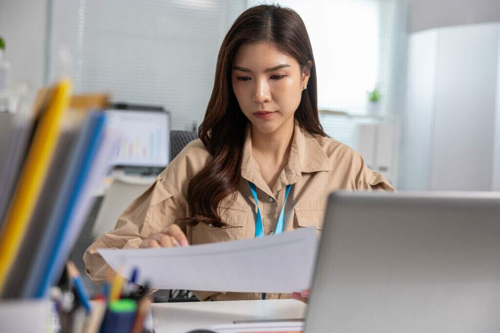 Profissional aplicando conceitos de foco e concentração no trabalho