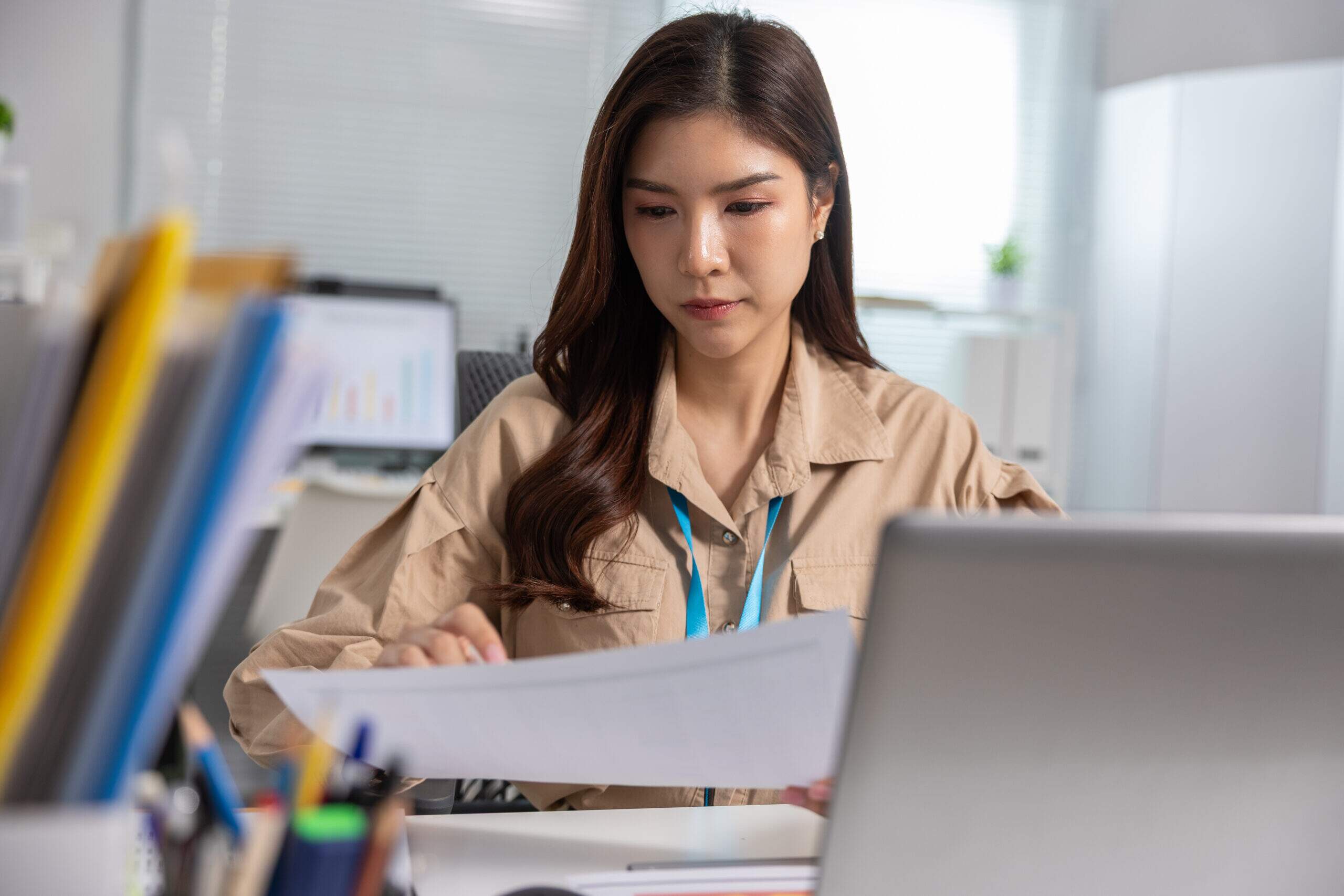 Profissional aplicando conceitos de foco e concentração no trabalho