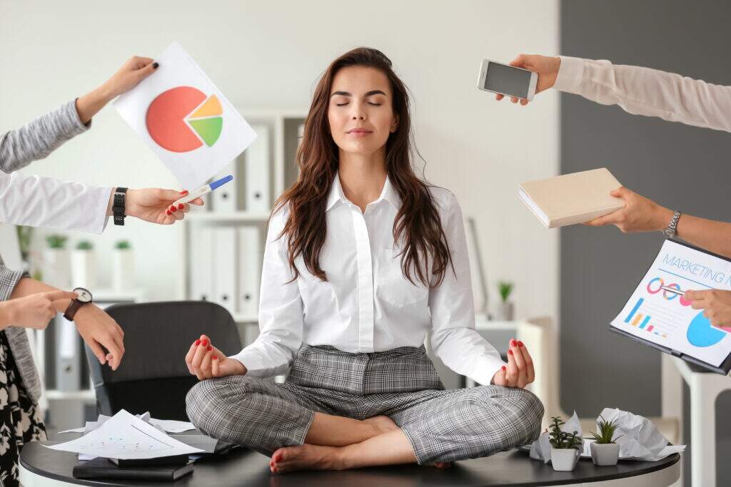 Autocontrole emocional no trabalho: profissional mantendo a calma e o equilíbrio emocional diante de múltiplas tarefas e pressões no ambiente corporativo.