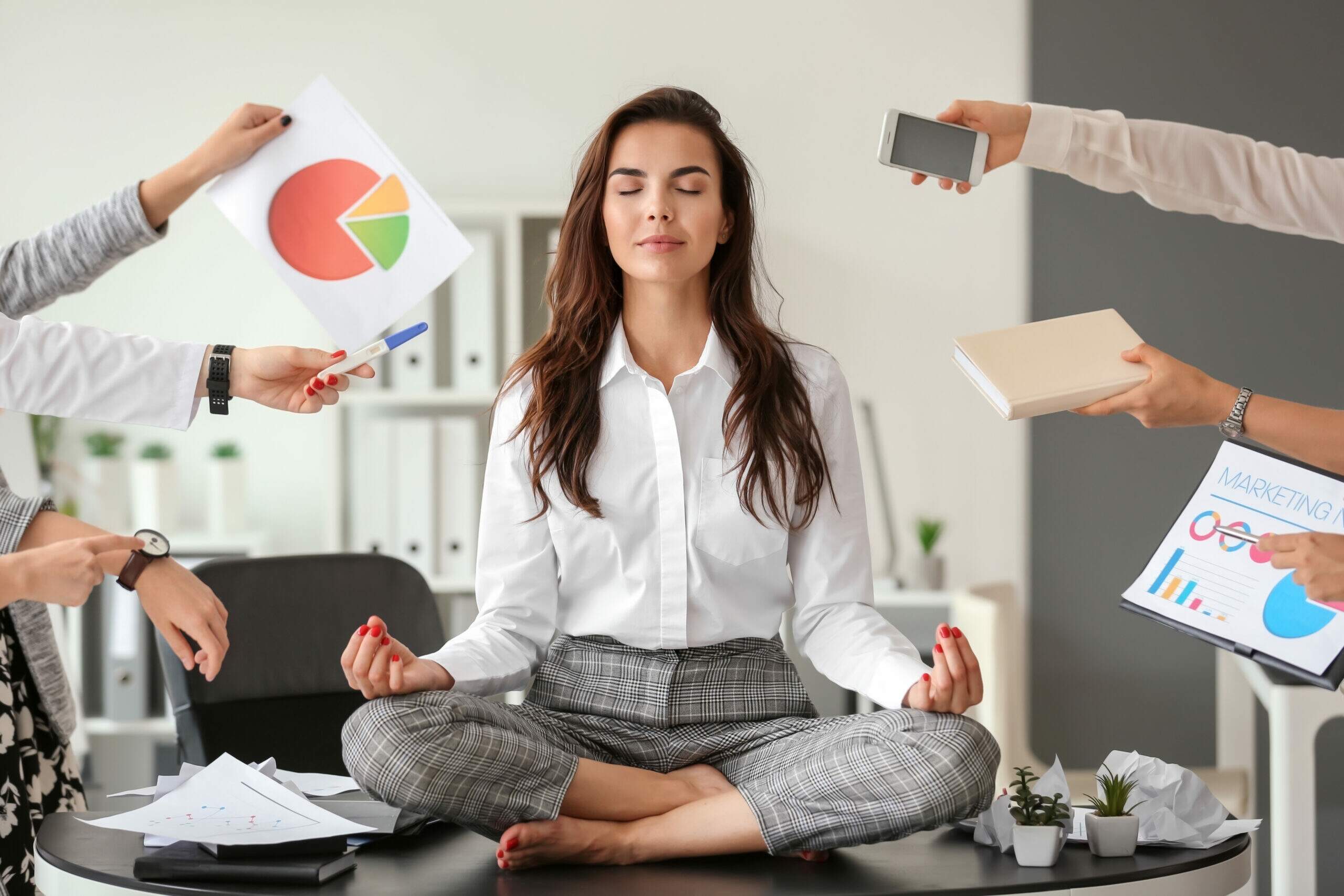 Autocontrole emocional no trabalho: profissional mantendo a calma e o equilíbrio emocional diante de múltiplas tarefas e pressões no ambiente corporativo.