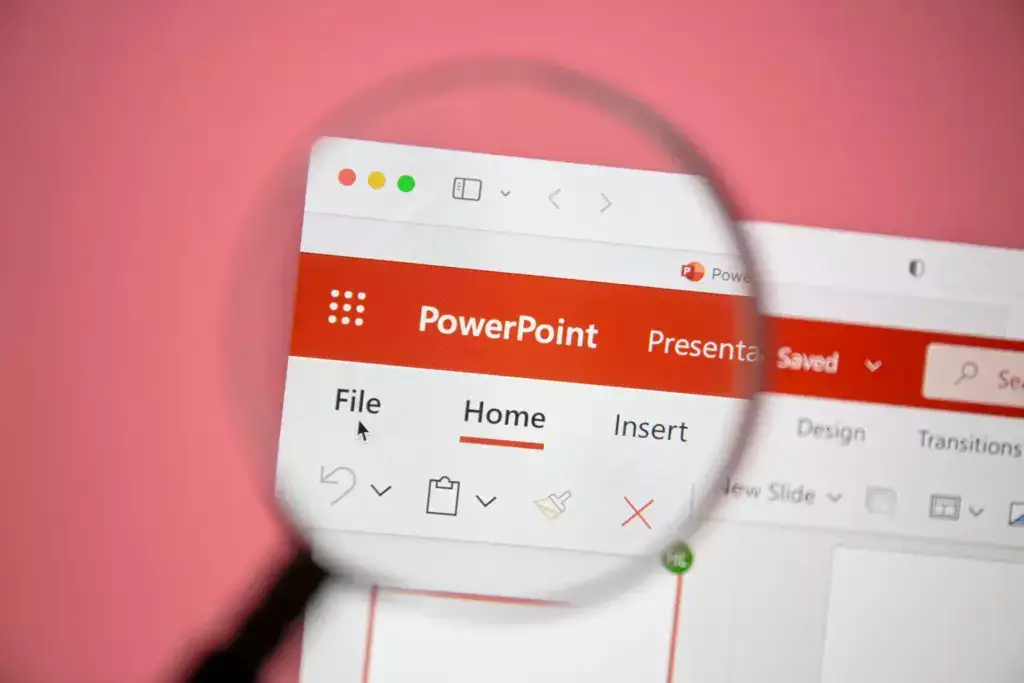 Close-up do menu do PowerPoint com o menu Home e Insert visível, em interface de criação de apresentação. O que é powerpoint?