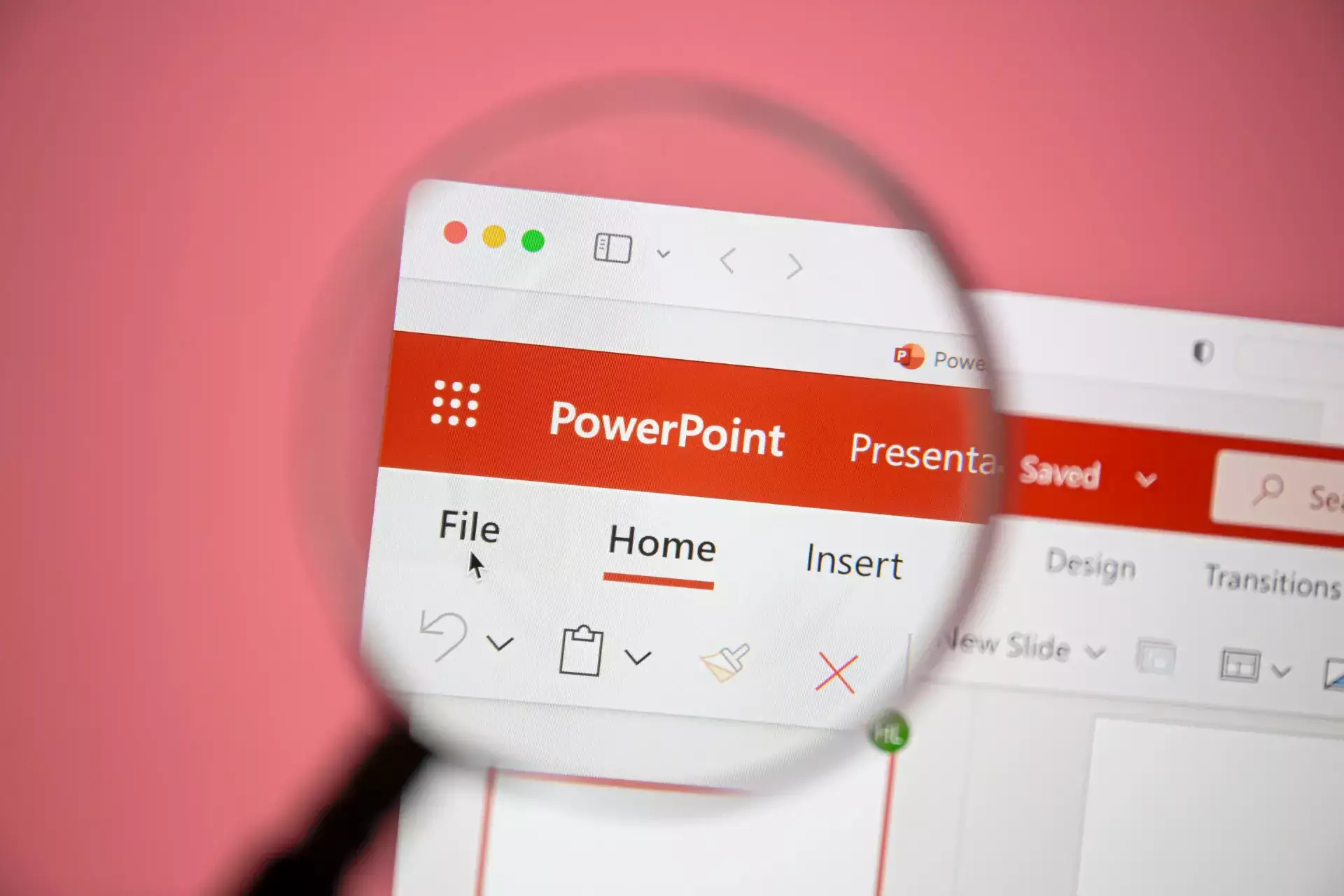 Close-up do menu do PowerPoint com o menu Home e Insert visível, em interface de criação de apresentação. O que é powerpoint?